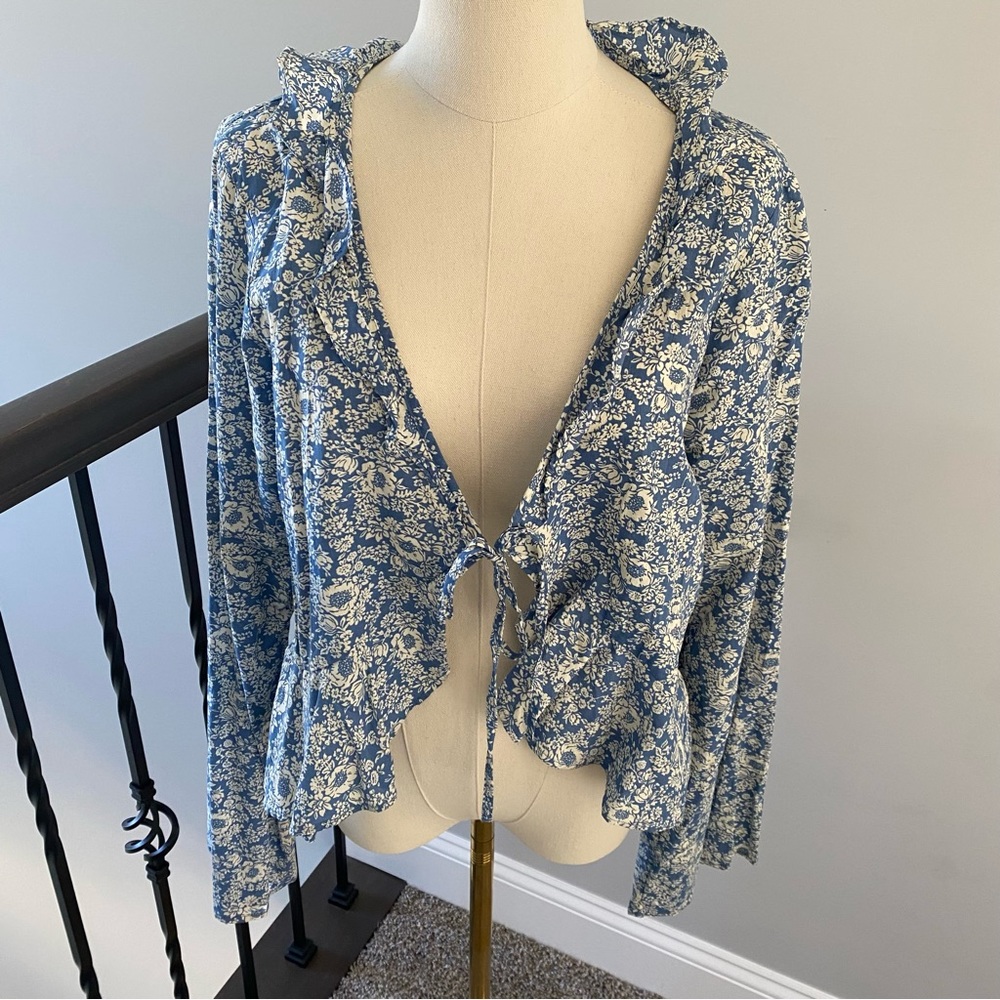 American Eagle Flare Sleeve Floral Tie Top 70’s